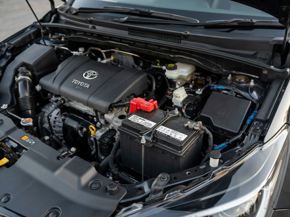 Toyota Yaris Hybrid gdzie jest akumulator 12v Jak go znaleźć i wymienić