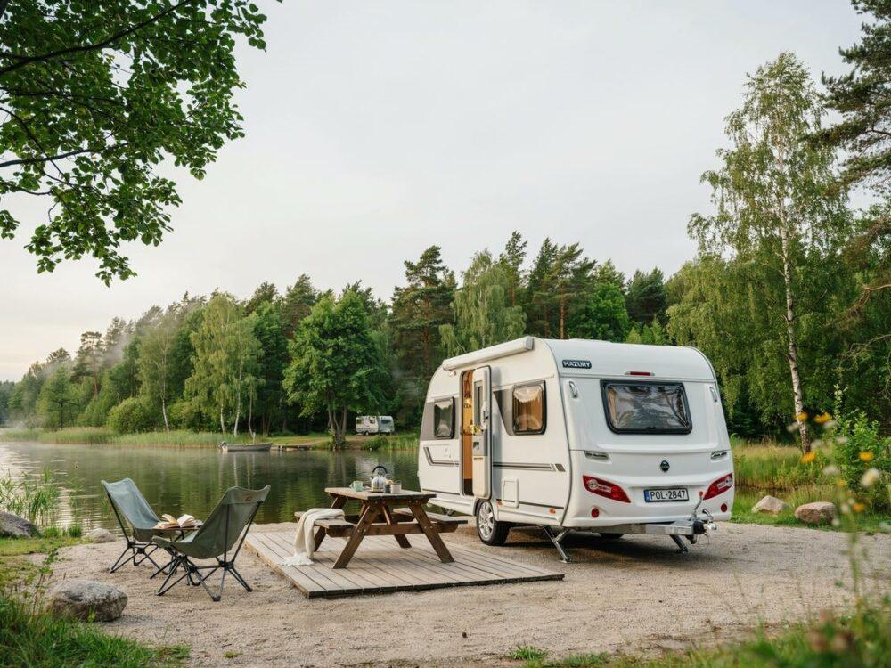 Jak wynająć przyczepę kempingową na Mazurach Kompletny przewodnik dla miłośników campingu
