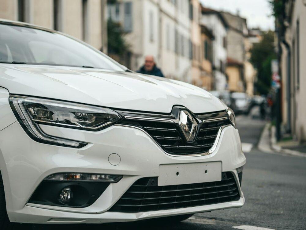 detale przedniego zderzaka Renault