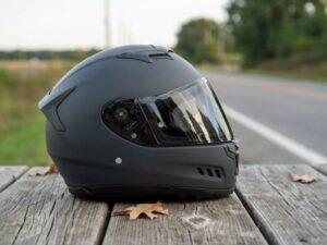 kask motocyklowy na głowie  