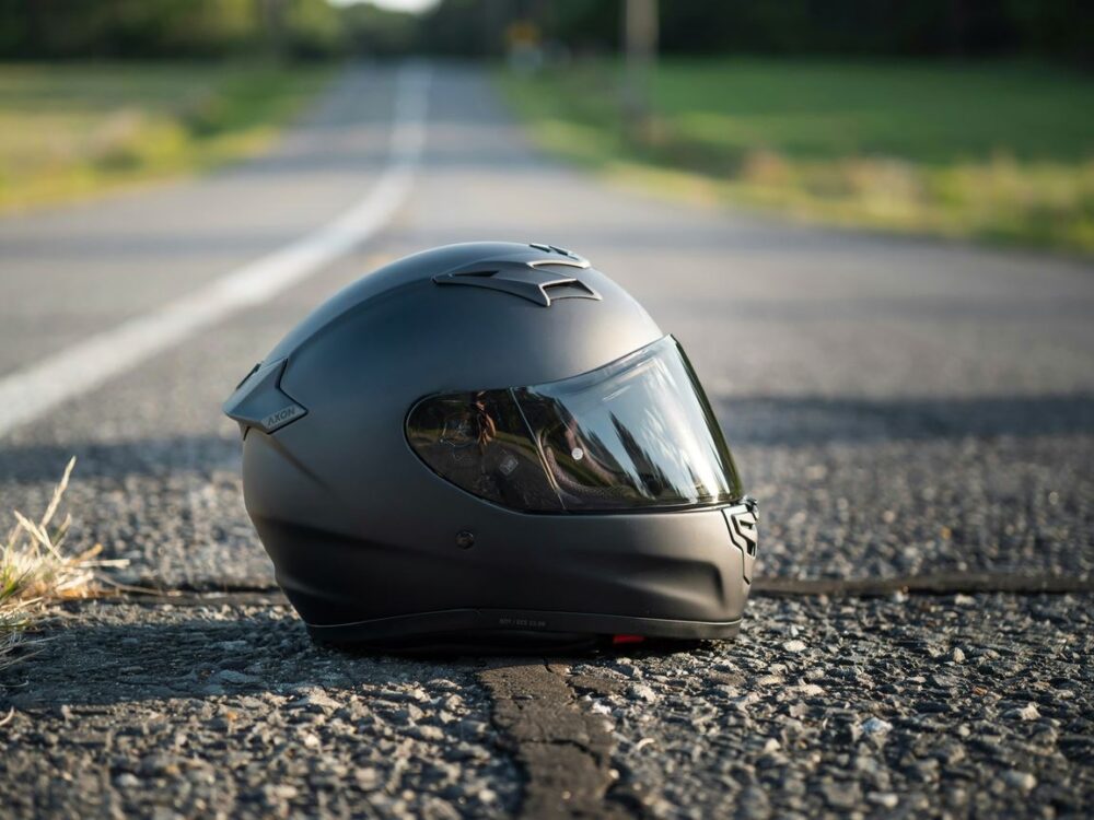 kask z szybą ochronną