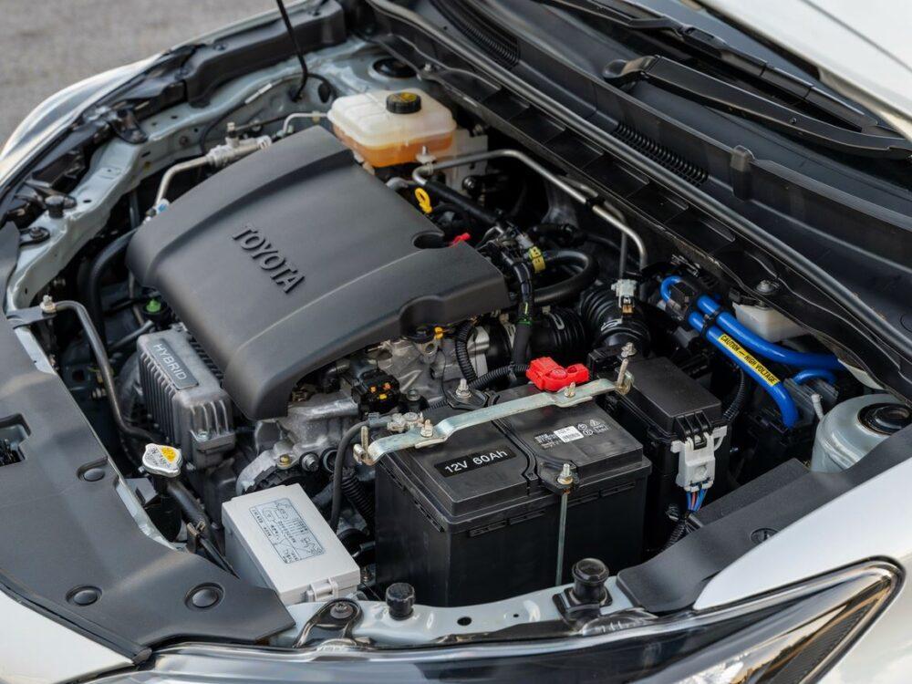 komora silnika Toyota Yaris Hybrid