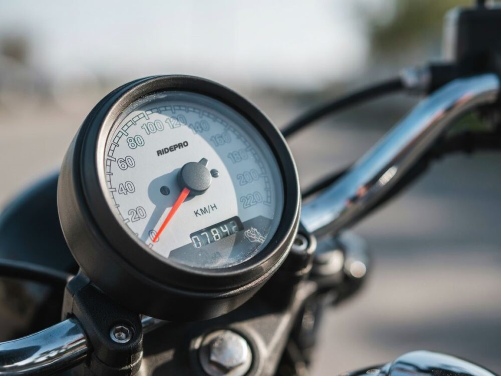 licznik motocyklowy na desce rozdzielczej