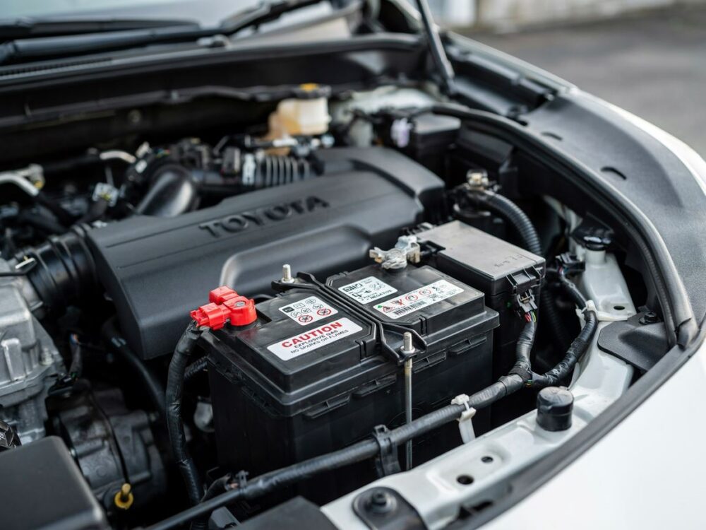 Toyota C-HR akumulator gdzie jest i jak go obsługiwać krok po kroku