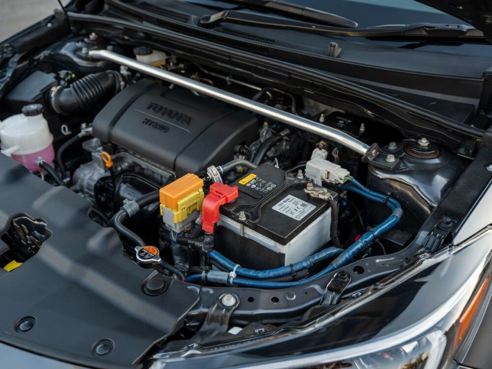 położenie akumulatora 12V w Toyota Yaris