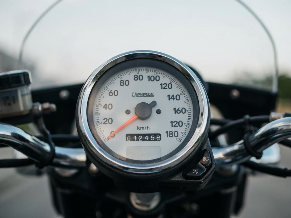 przyciski do ustawiania licznika motocykla