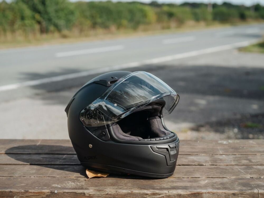 różne modele kasków motocyklowych