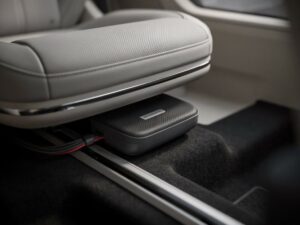 subwoofer samochodowy pod siedzeniem