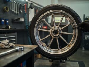 wyważone koło motocyklowe na maszynie