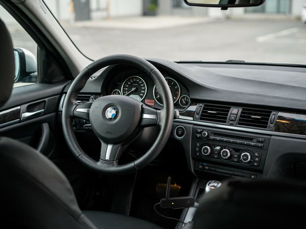 zestaw głośnomówiący BMW E90